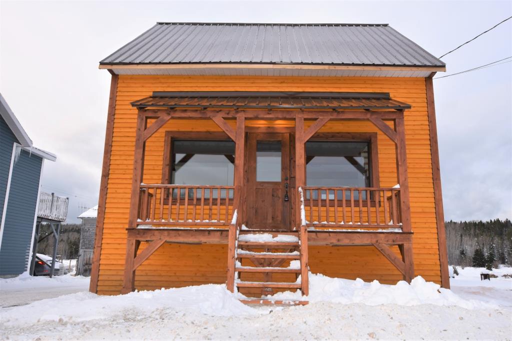 Rénovée en 2022, cette maisonnette à 179 000$ est la preuve que les petits intérieurs sont pleins de charme