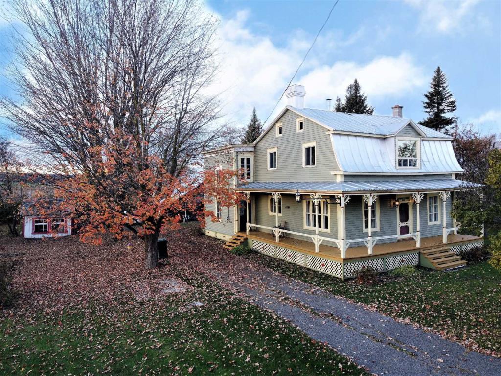 Authentique demeure au charmant cachet centenaire à vendre pour 175 000$