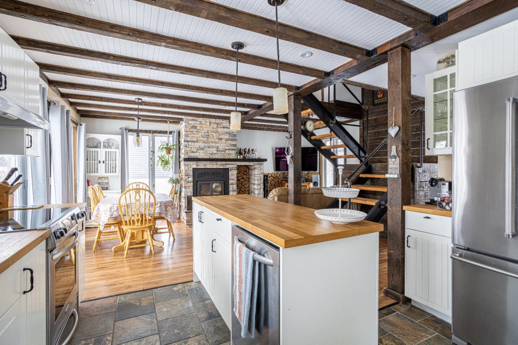 Des séjours inoubliables vous attendent dans cette accueillante maison meublée au coeur de la nature avec vue sur le lac
