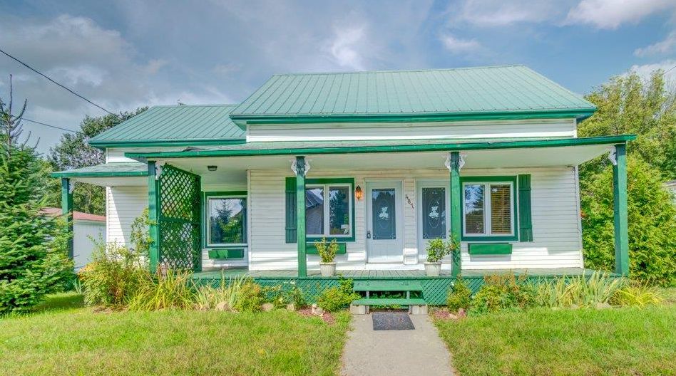 Coquette maison de 4 chambres à 149 900$, abondamment rénovée et avec grande cour sans voisin arrière