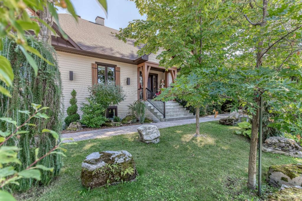 La parfaite demeure familiale avec ses 6 chambres, son aménagement réfléchi et son épatante cour avec piscine creusée