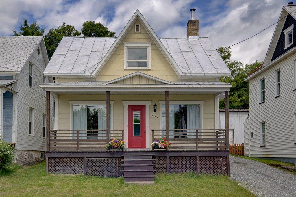 Coquette centenaire magnifiquement rénovée à vendre pour 209 000$