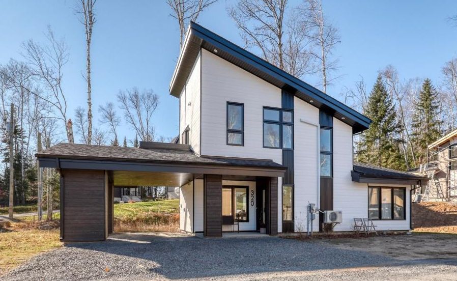 Toute neuve de 2021! Maison meublée au design surprenant sise entre nature et proximité des services