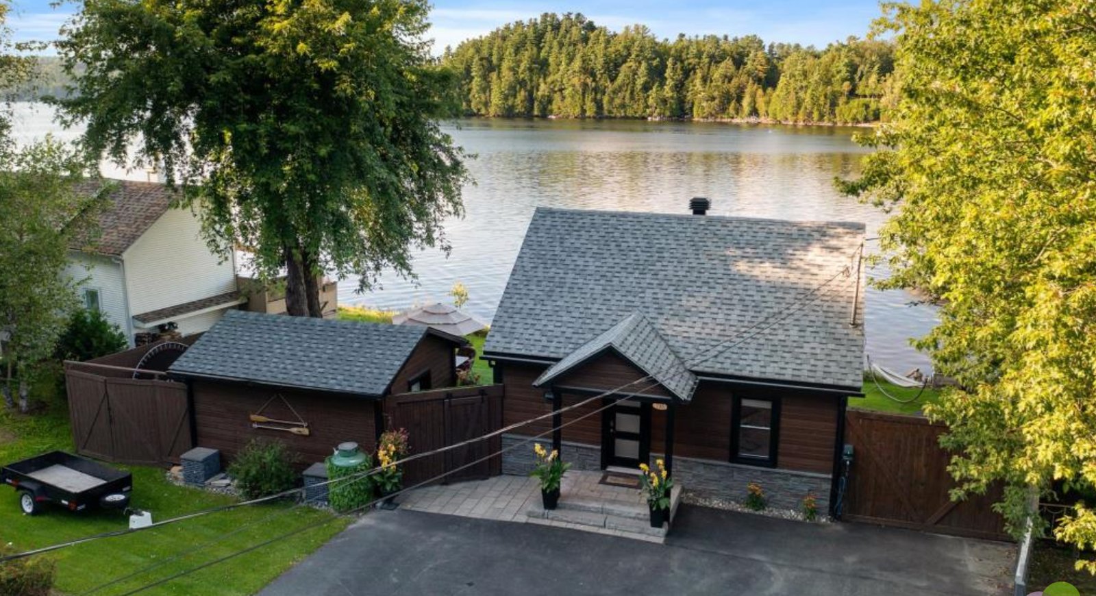 Joli chalet avec vue panoramique sur un lac à vendre au coeur de l'Estrie