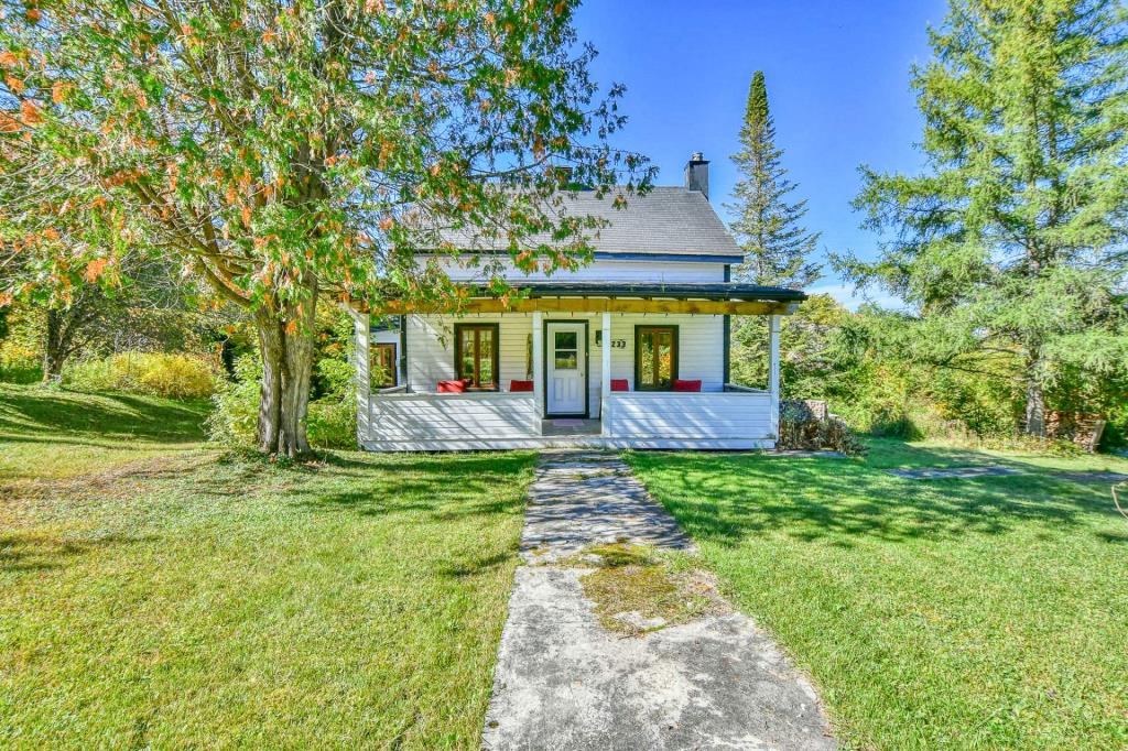 Coquette demeure champêtre de 5 chambres en plein cœur des Laurentides: vous allez l'adorer!