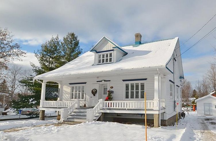 Perle rare de 3 chambres à 212 500$! Authentique demeure de 1938 en plein cœur des services