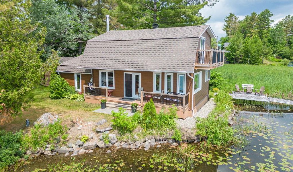 Vendu meublé! Coquet chalet rénové avec le lac à vos pieds 