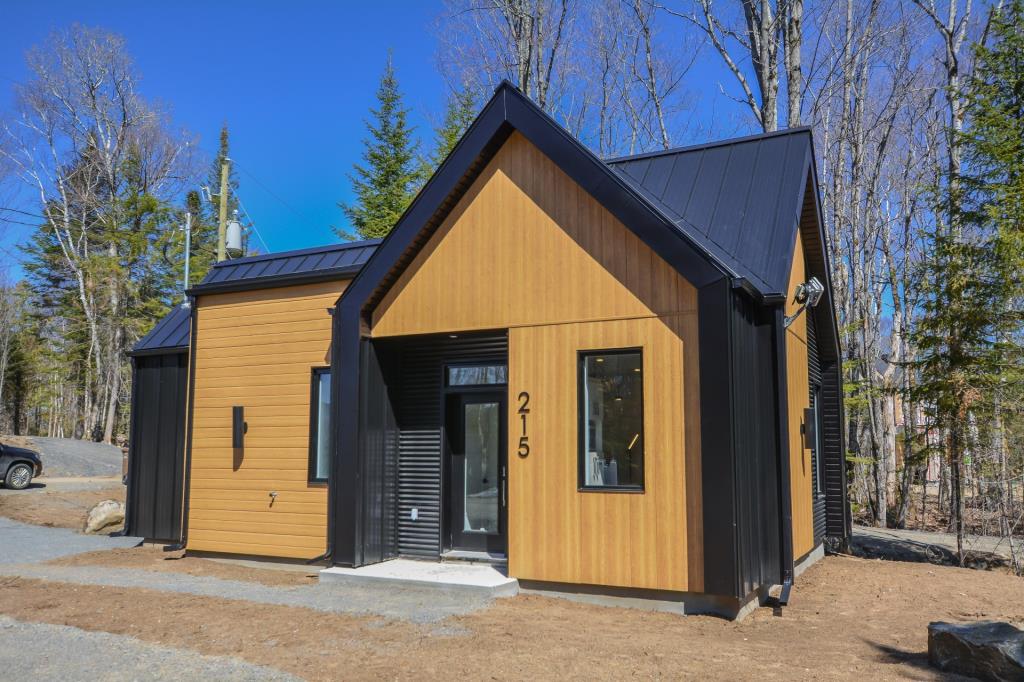 Mignonne mini-maison contemporaine vendue meublée à 299 000$