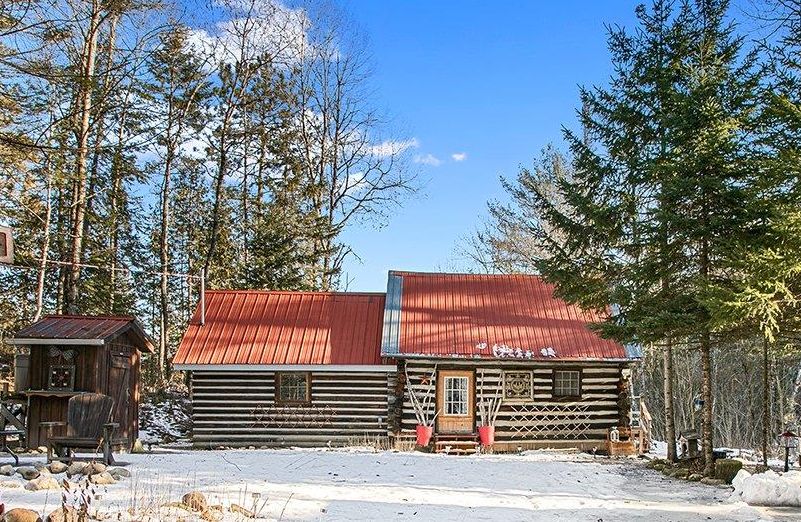 Chalet en bois rond au cachet rustique situé en bordure d'un lac à vendre pour 219 000$