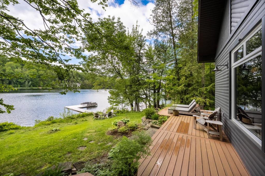 Le plus beau des havres de paix! Résidence meublée au chic style épuré sise sur un lot de 48 910 pi²