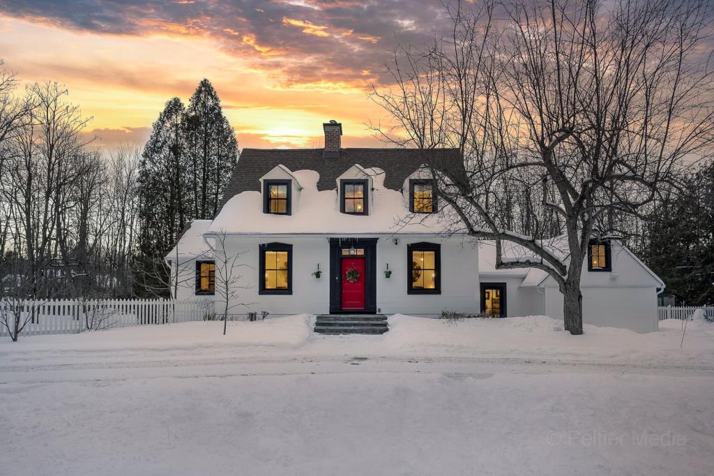 Cottage de 15 pièces superbement rénové et logé dans une oasis privée de 47 792 pi² 