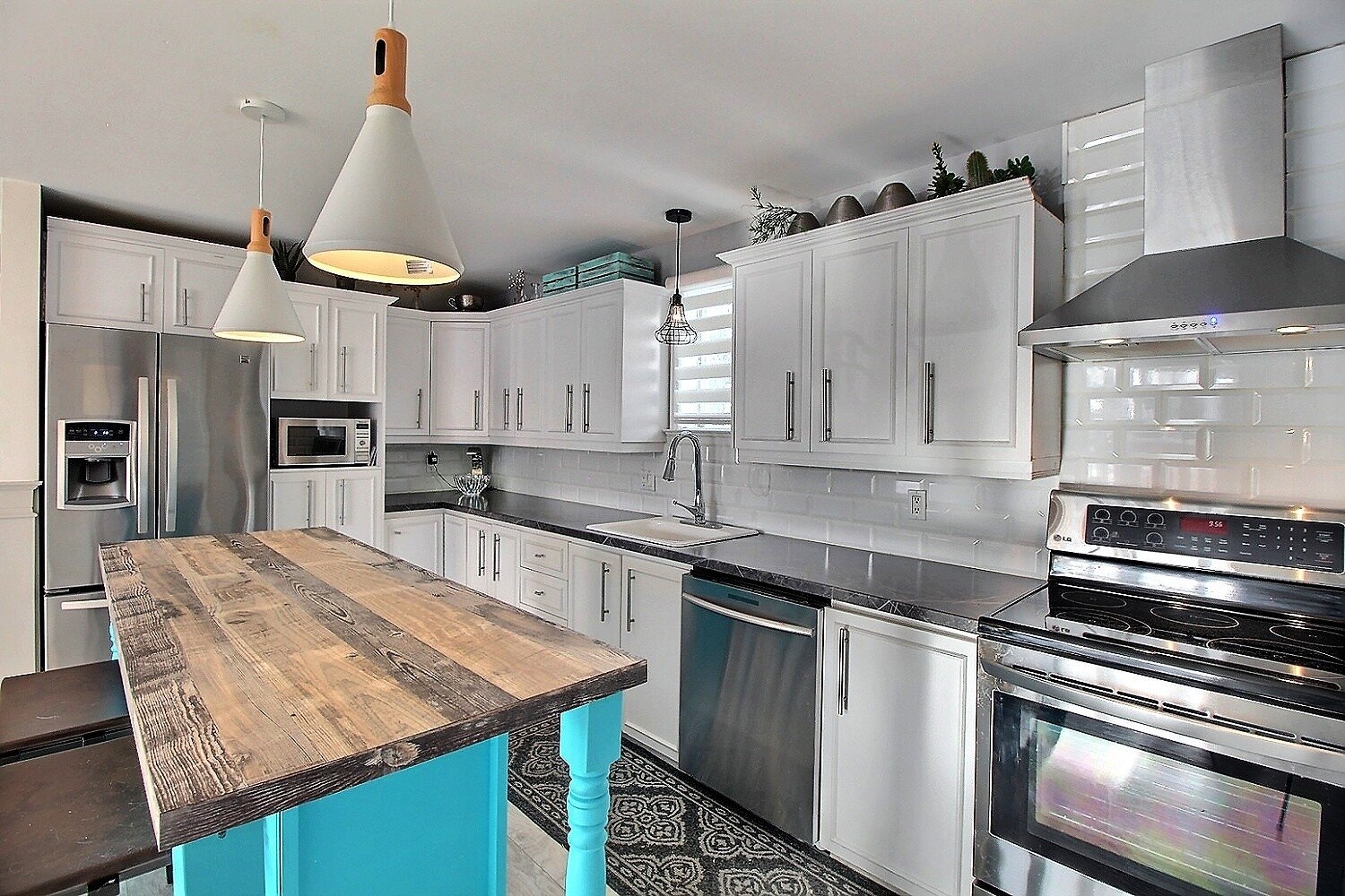 Cette surprenante demeure de 325 000 $ charme avec sa cuisine, son salon convivial, sa ravissante salle de bain et plus encore
