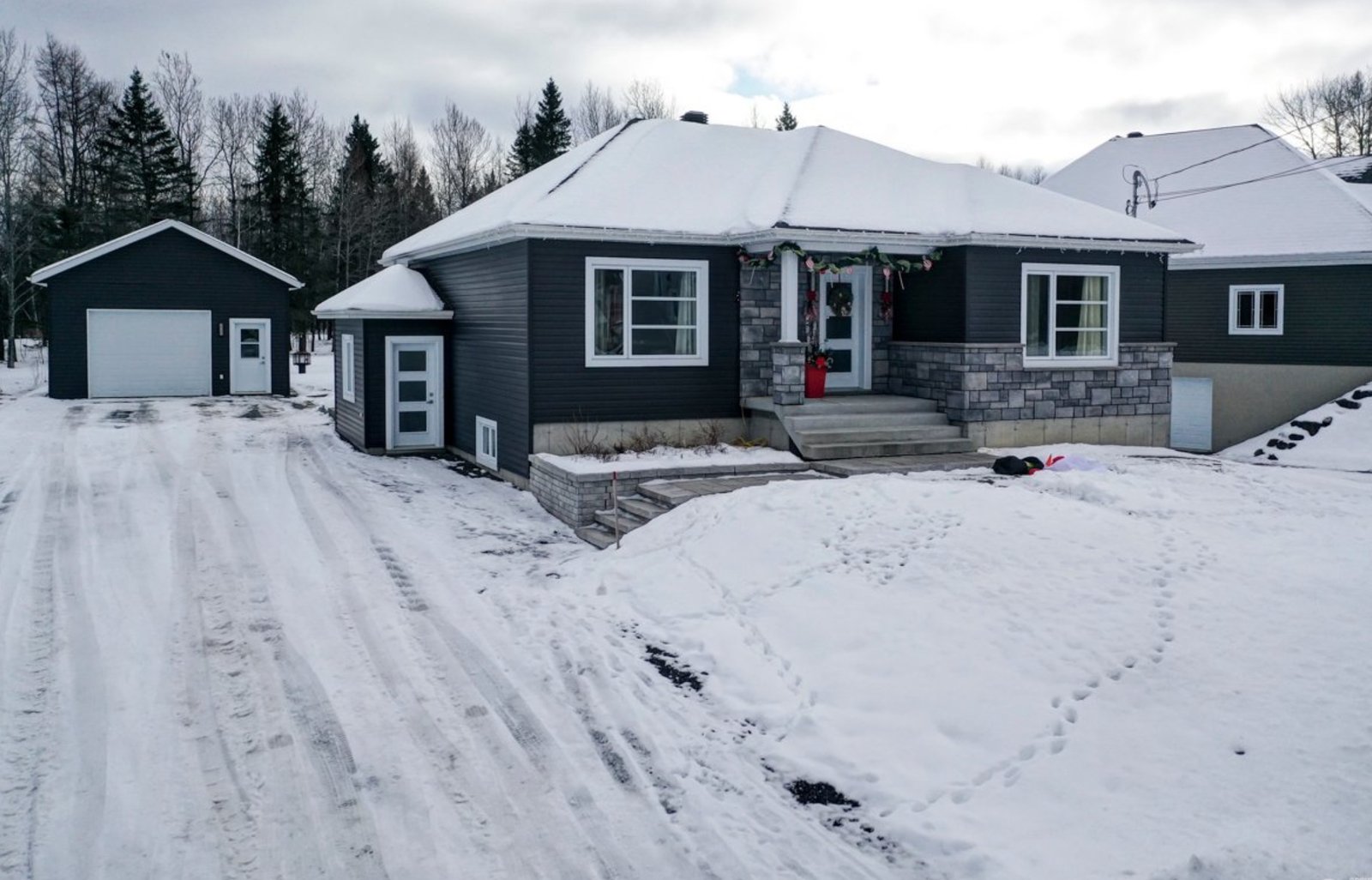 Ravissant bungalow de 348 500 $ de 4 chambres à coucher parfait pour une famille