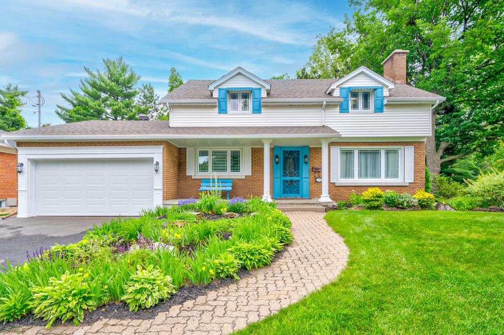 Impeccable, bien entretenu, ce cottage de 6 chambres avec cour de rêve fera le bonheur d'une grande famille