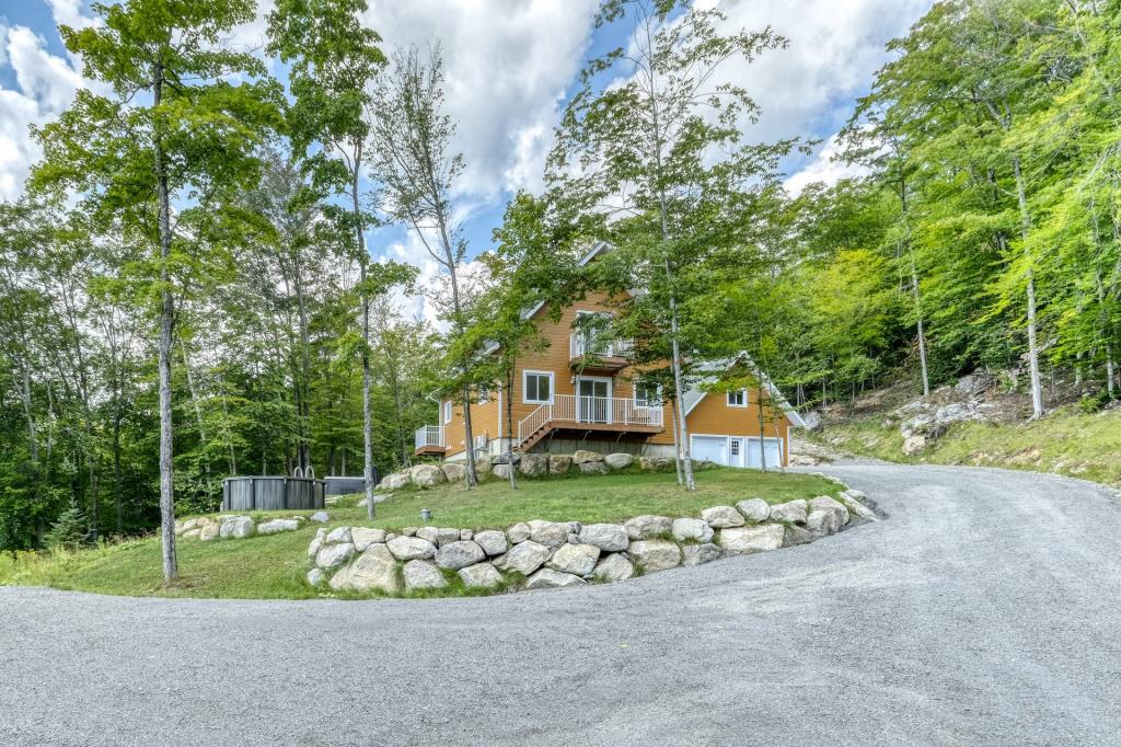 Charmante maison au milieu des montagnes laurentiennes dans l'intimité d'un vaste terrain de 230 584 pi²