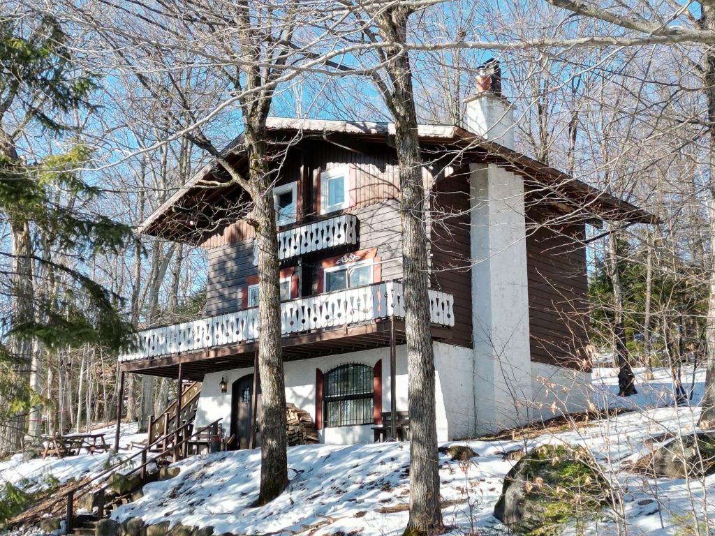 Profitez des plaisirs hivernaux dans ce chaleureux refuge tout meublé et libre immédiatement