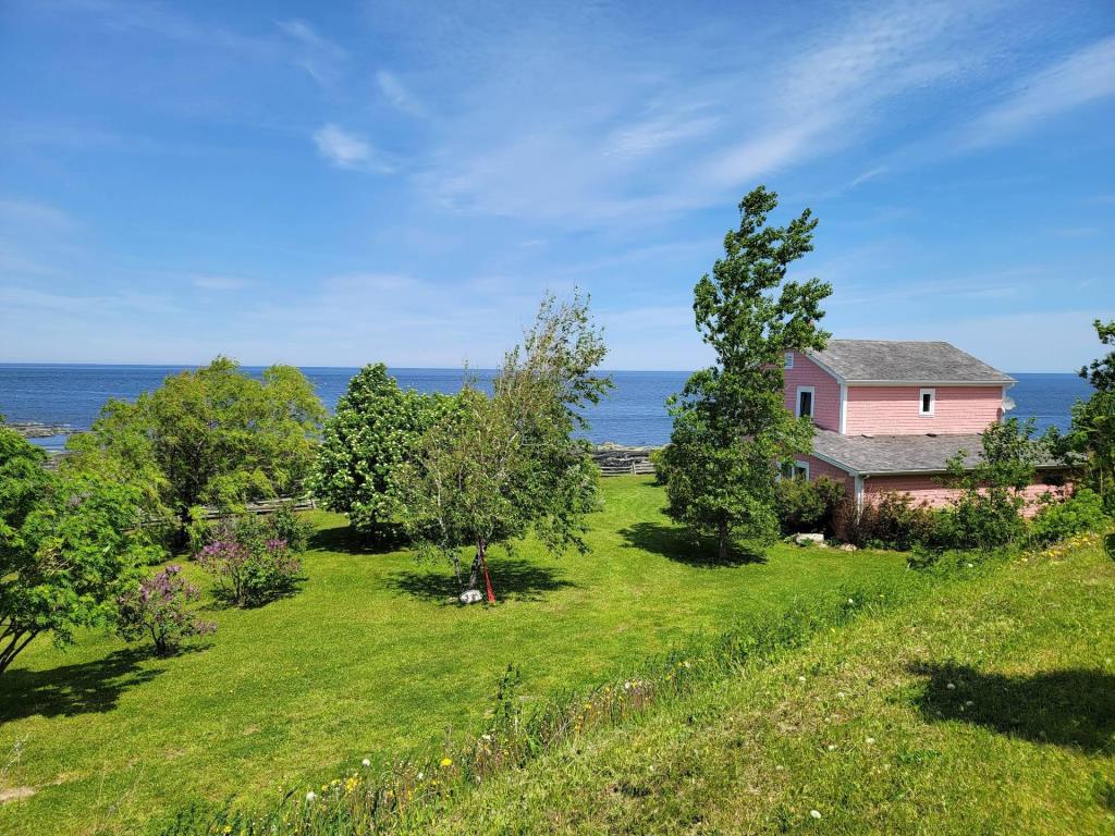 Le plus charmant des cottages et sa jolie maison d'invités dans un coin de paradis face à la mer