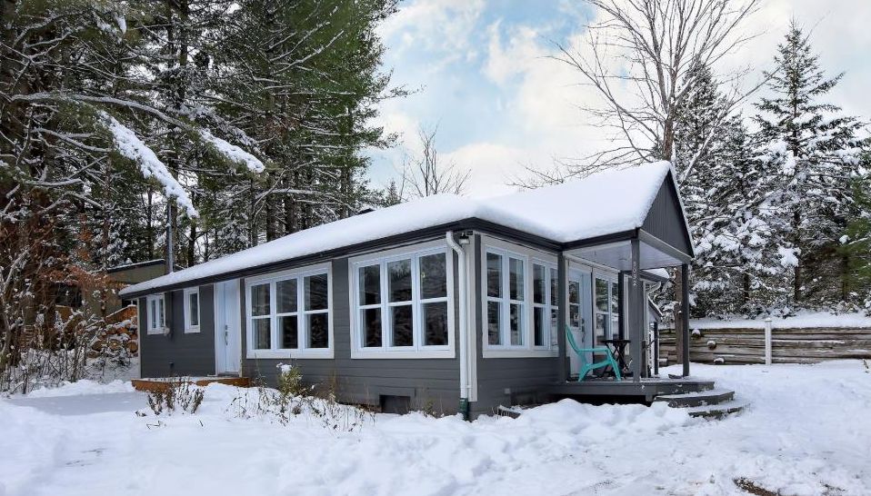 Lumineux, douillet, invitant au cocooning: un plain-pied à 244 900$ blotti en pleine nature à 1 hr de Montréal