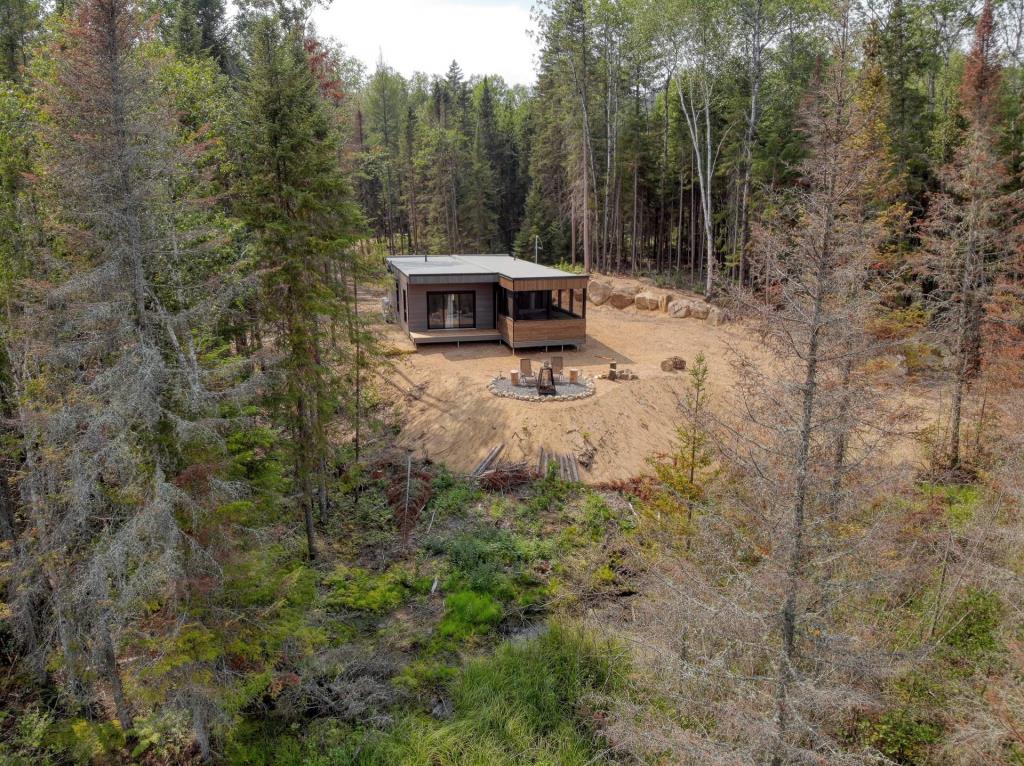 Gîte contemporain vendu meublé et équipé à 375 000$ offrant 129 030 pi² de nature, cours d'eau et sérénité 