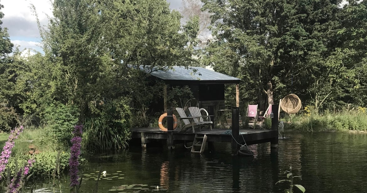Cette magnifique maison sur un étang est l'endroit idéal où se reposer