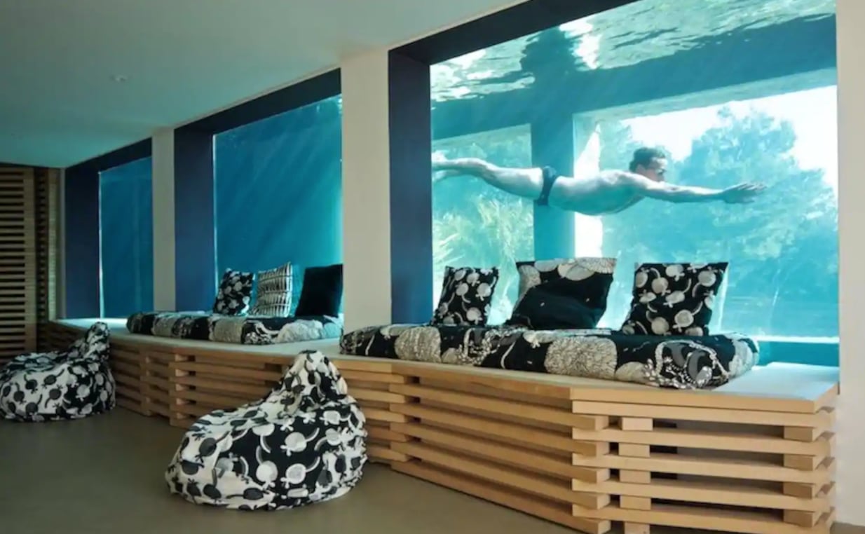 Cette maison avec une piscine-aquarium est disponible en location sur AirBnb