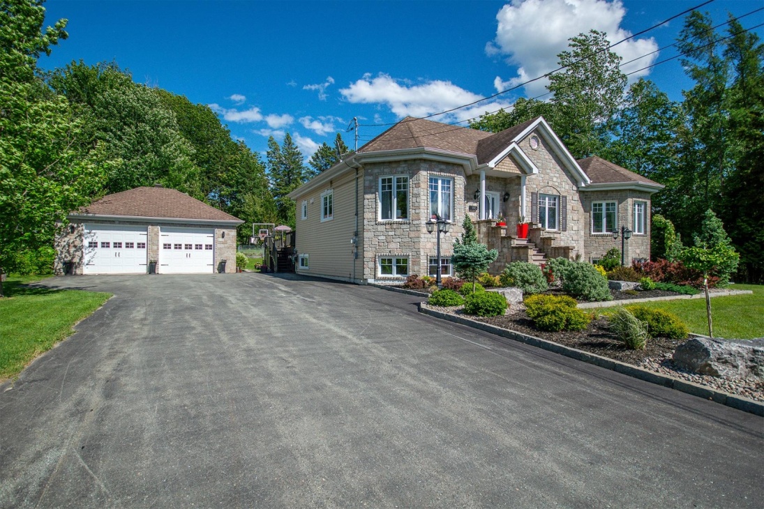 Laissez-vous charmer par cette impressionnante demeure de 6 chambres à coucher avec un garage double 