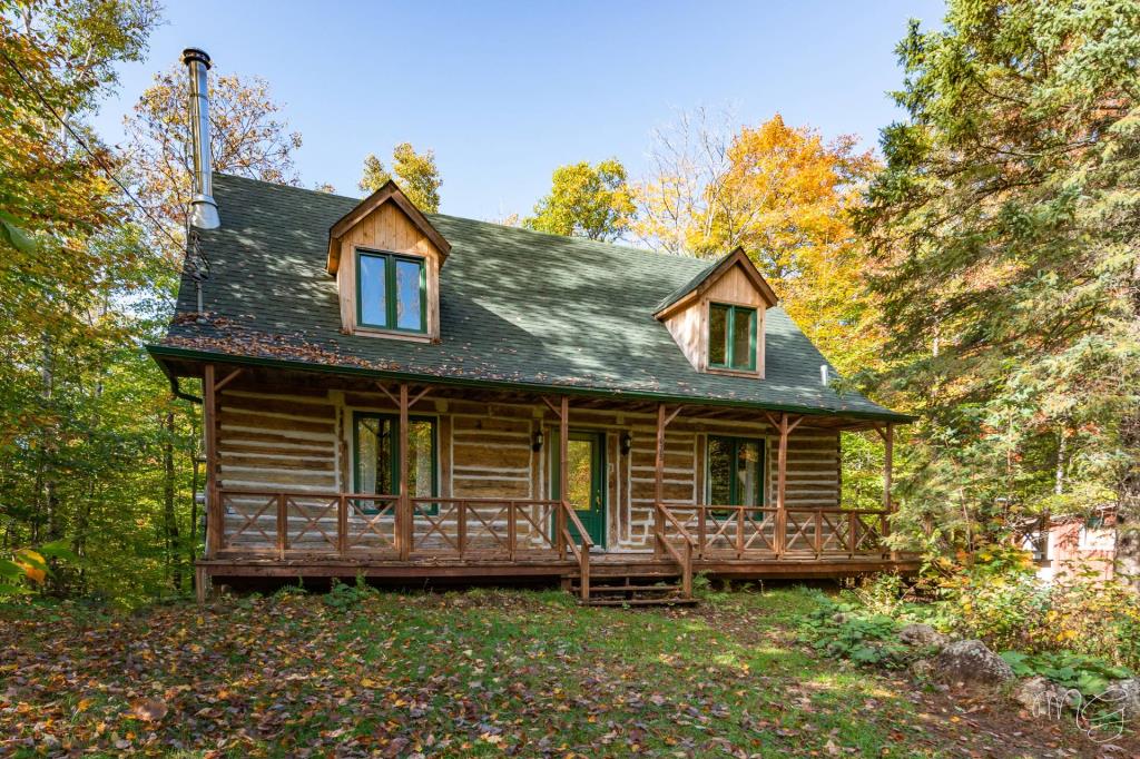 Chaleureuse construction tout en bois à 324 900$ nichée dans un écrin de verdure