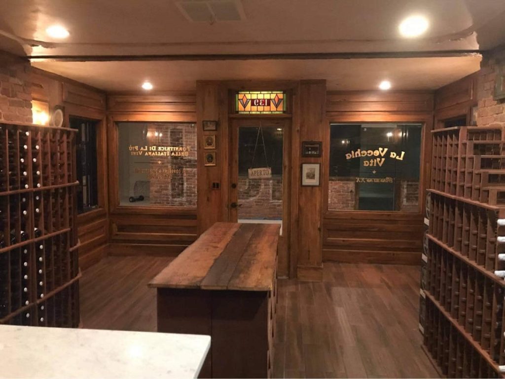 Il a construit un superbe bar à vin dans sa maison