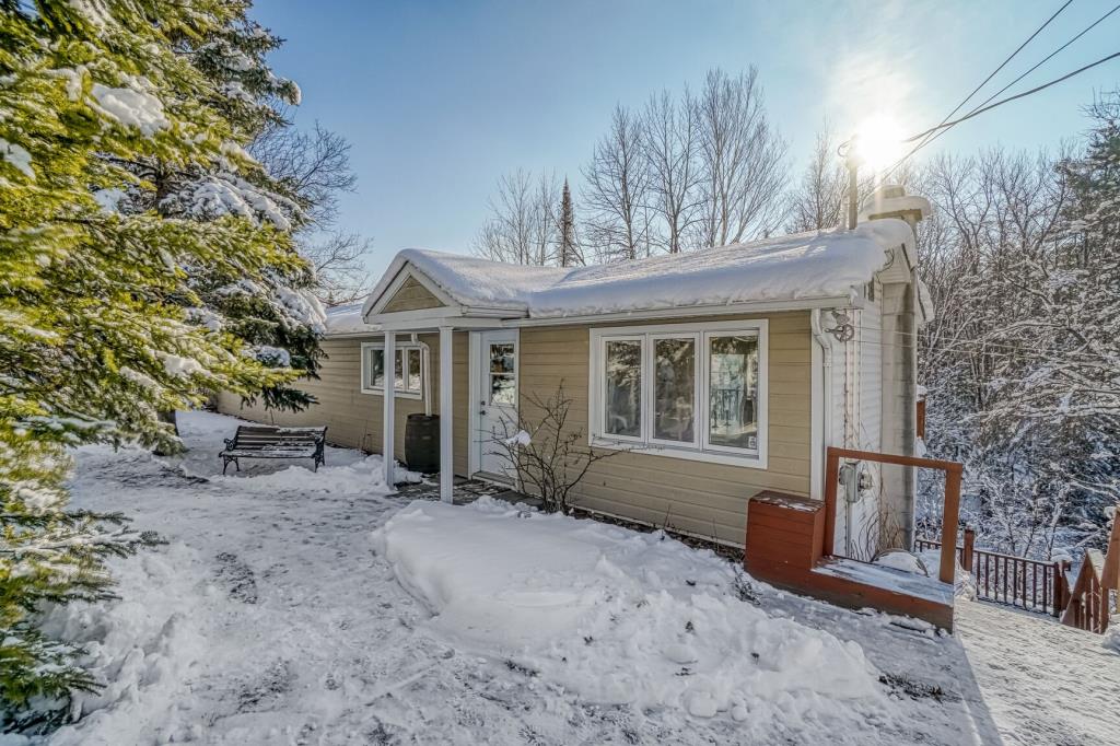 Lumineux plain-pied à 274 900$ sis sur un lot de plus d'un acre bordant un joli plan d'eau