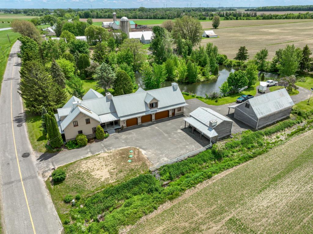Beauté champêtre chaleureusement rénovée au cœur d'un havre de sérénité de 92 876 pi² avec lac privé