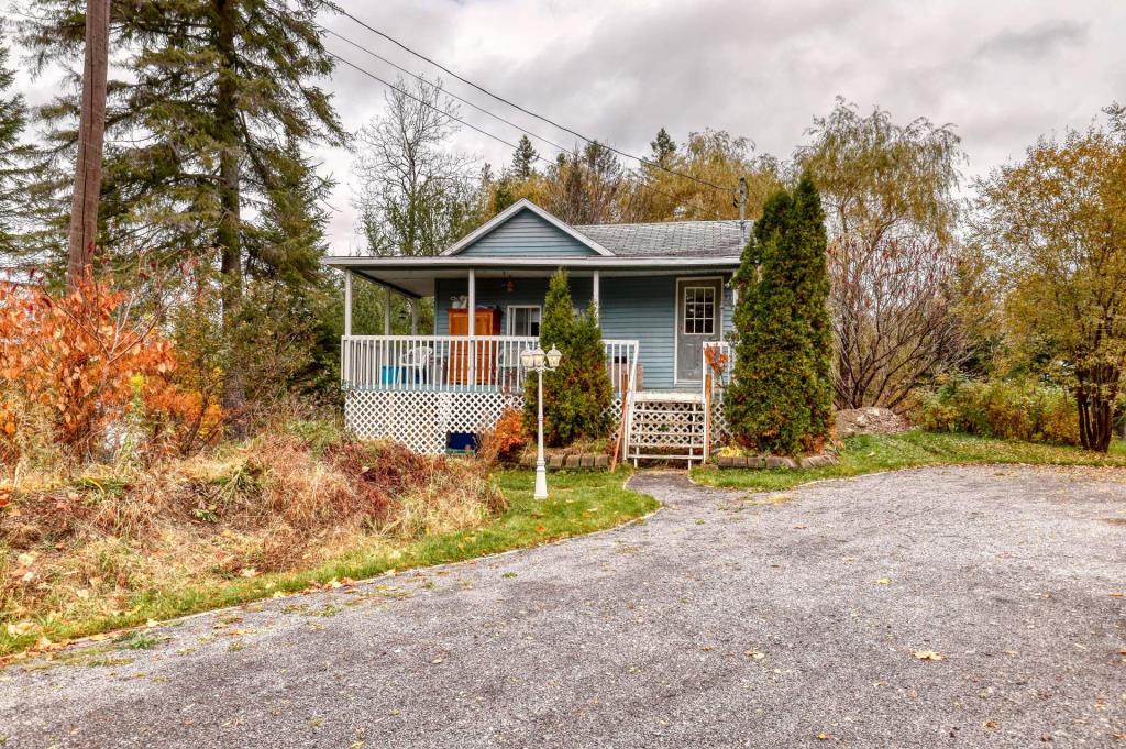 Joli chalet 4 saisons meublé, en bordure d'une rivière et à vous pour seulement 99 000$ 