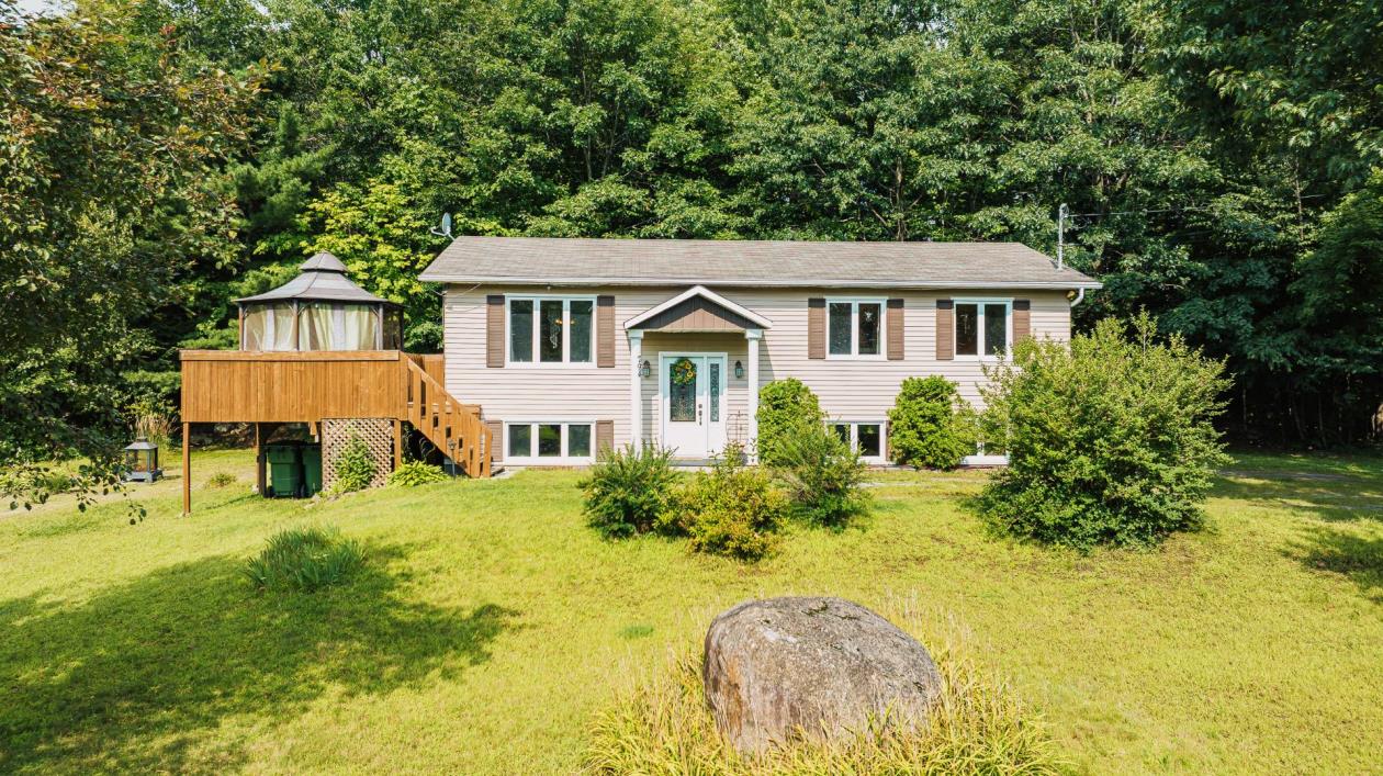 Idéal pour une famille! Chaleureux nid douillet à 349 900$ avec un terrain de plus de 50 000 pi²