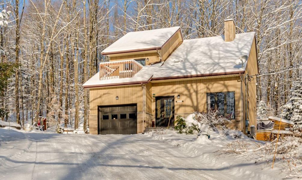 Cocon douillet ultra lumineux au coeur des montagnes sis sur un majestueux terrain boisé de 73 515 pi²