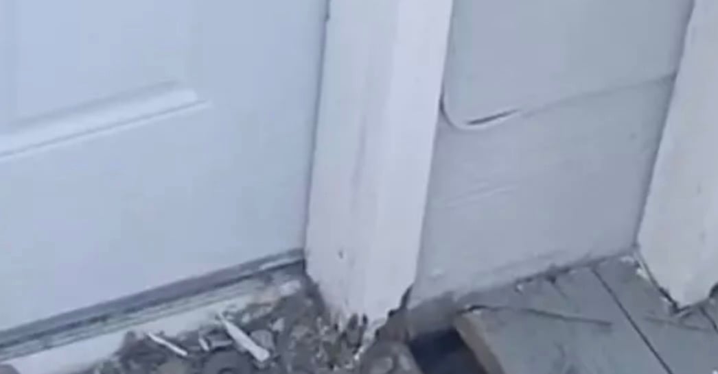 Épouvantable découverte dans les murs de leur nouvelle maison récemment achetée 