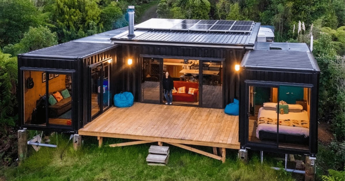 Elle vit au cœur d’une réserve privée dans une maison construite avec des conteneurs