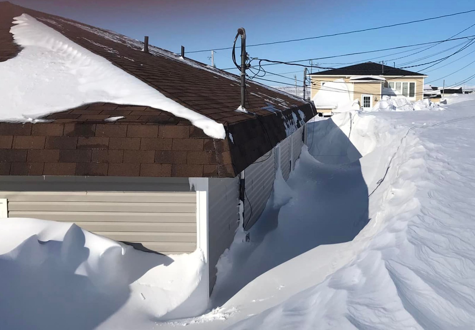 La neige prend en otage la maison d'un Québécois.