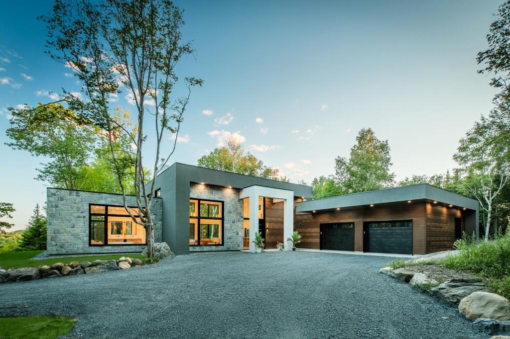 Plain-pied meublé de style épuré à la scandinave en parfaite symbiose avec la nature sur un lot de 217 800 pi²