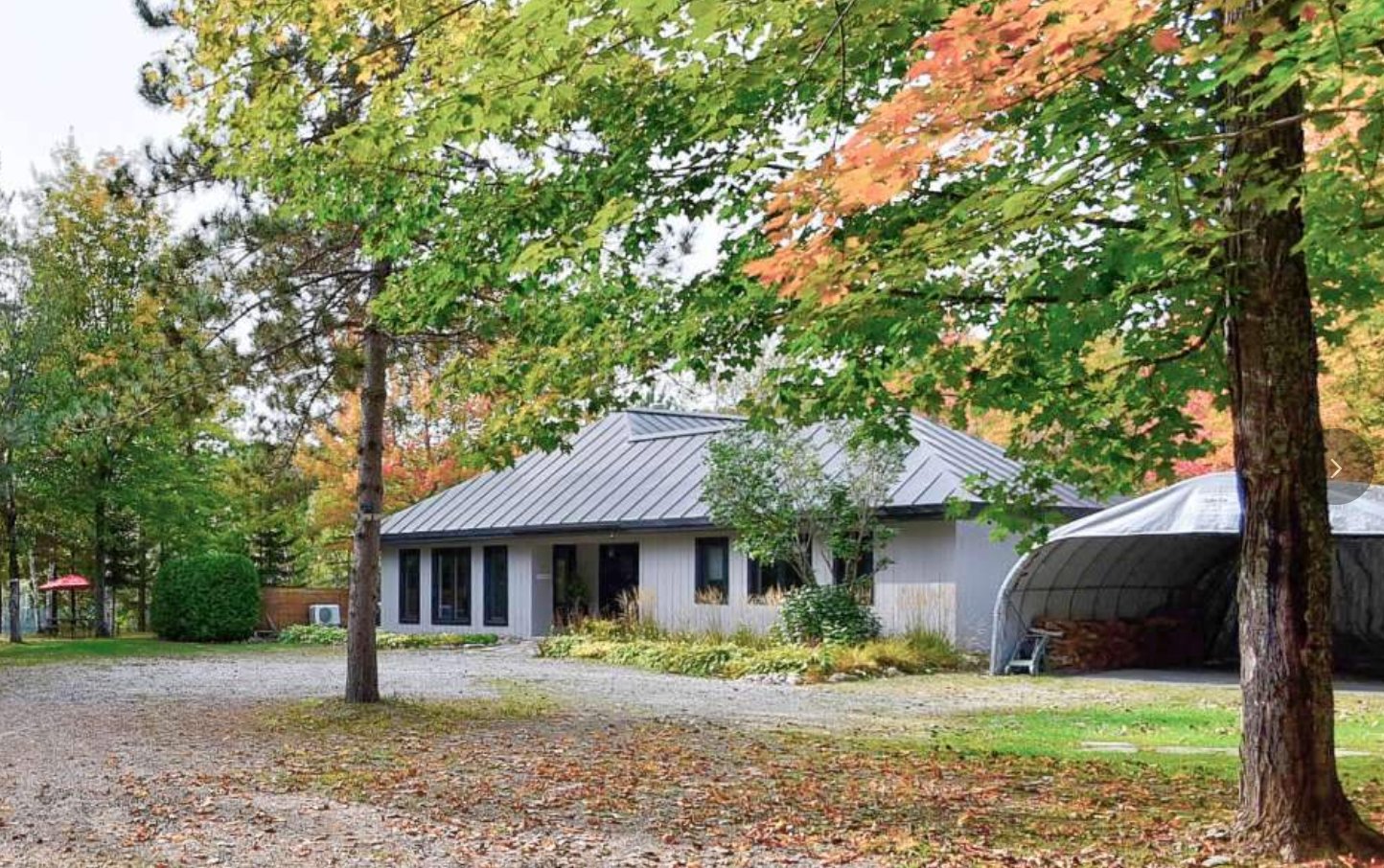 Chalet rustique à vendre en bordure d'un lac en pleine nature