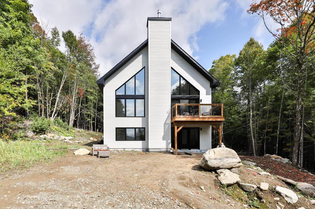 Laissez-vous séduire par le design unique de cette contemporaine vendue meublée et sise sur un lot de 113 852 pi²