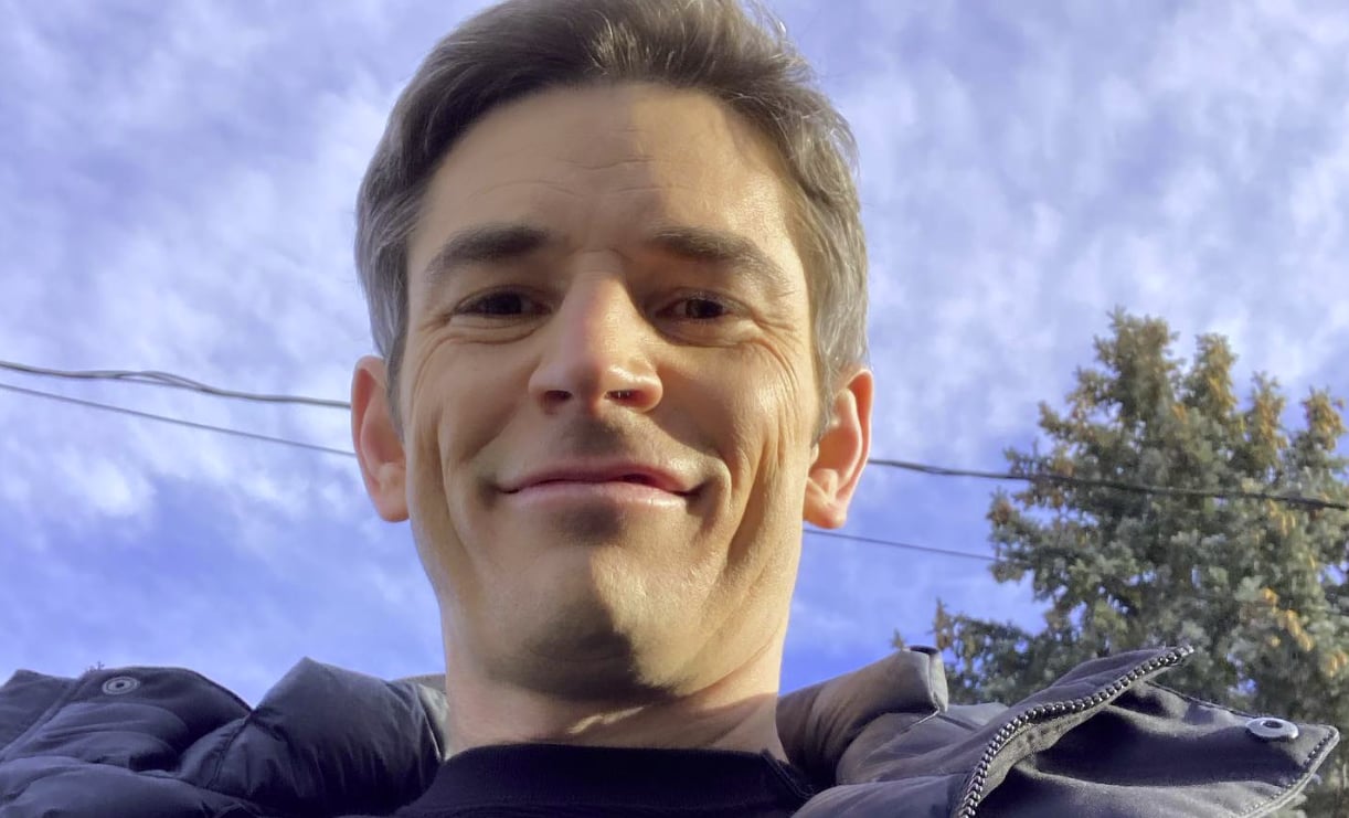 Cette photo de Sébastien Delorme en voyage avec un autre acteur de District 31 fait beaucoup réagir
