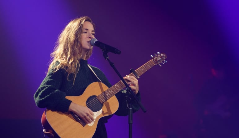 À 31 ans, elle laisse son cœur la guider et enflamme le plateau de La Voix avec une performance incroyable