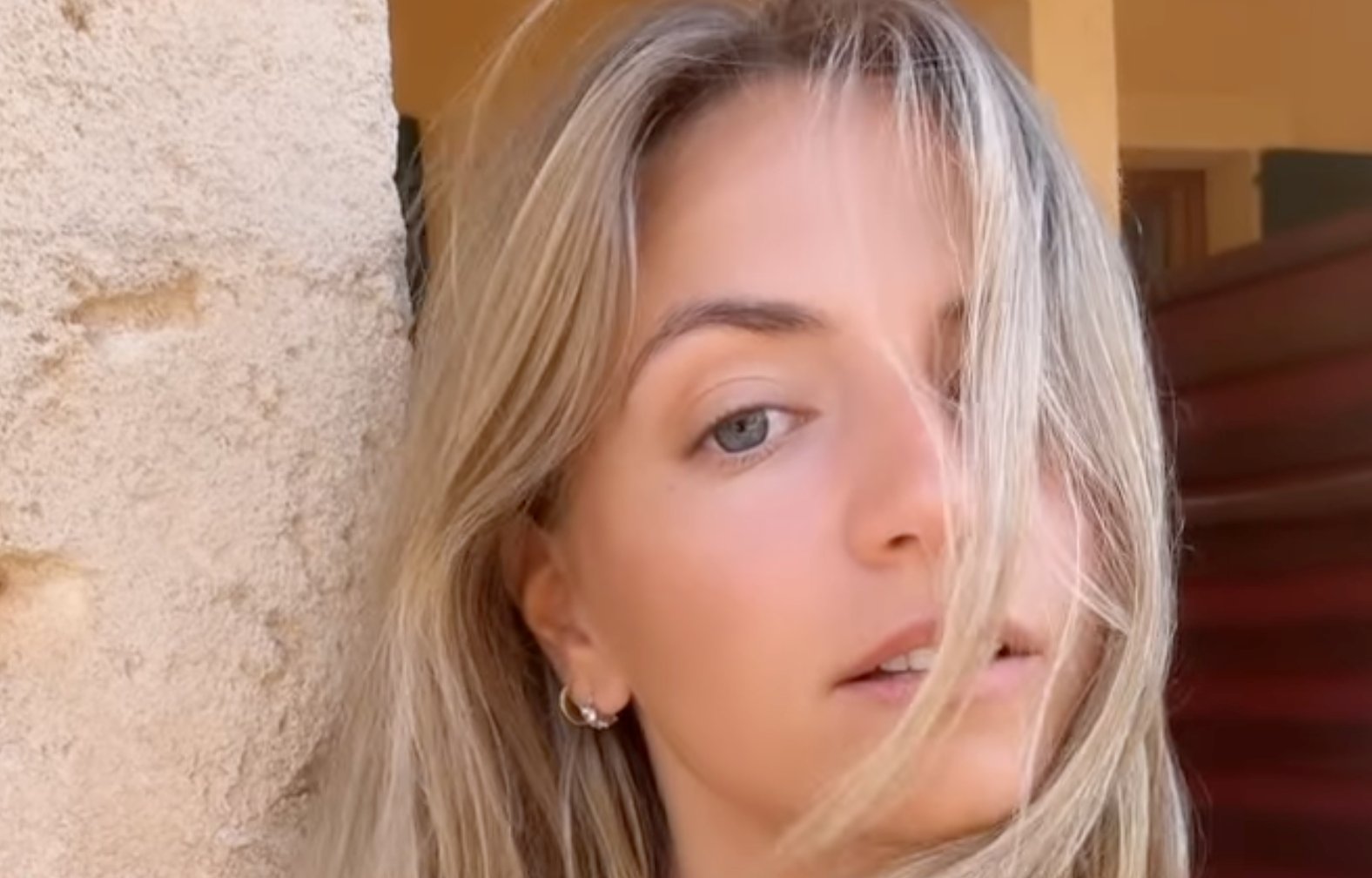 Ludivine Reding s'offre un nouveau look pour les fêtes et ça lui va à merveille! 