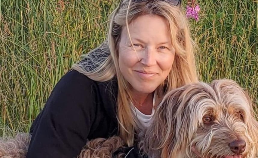 Julie Bélanger et son conjoint partagent une photo de couple qui provoque une tonne de réactions
