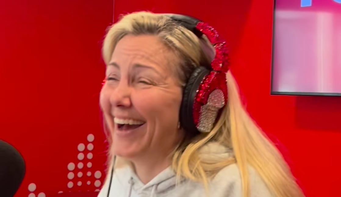 Véronique Cloutier éclate de rire en voyant l'allure de Stéphane Rousseau en ondes.