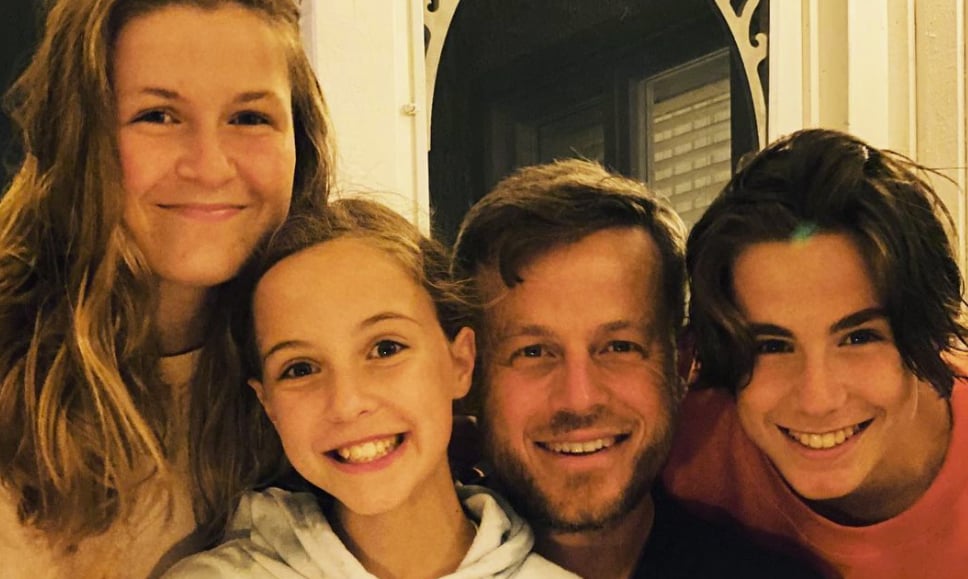 Justin Morissette fait une belle surprise à son père Louis pour ses 50 ans