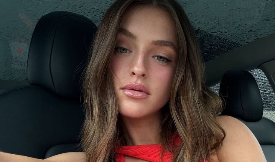 Alicia Moffet est à couper le souffle dans ce jolie bikini vert