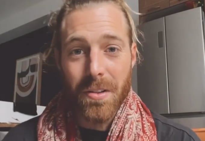 Jonathan Roy se dénude et sa photo enflamme les médias sociaux
