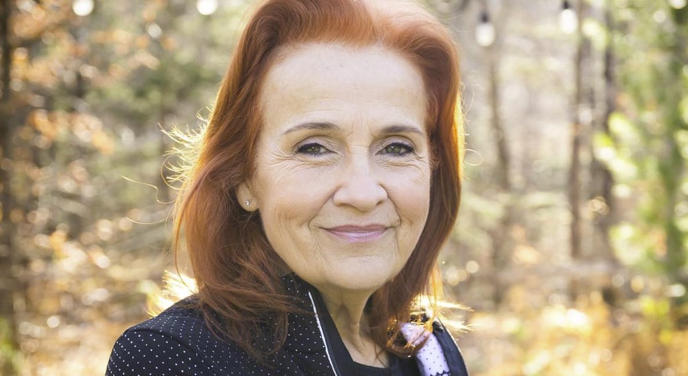 Marie-Denise Pelletier passe chez le coiffeur et le résultat est impressionnant