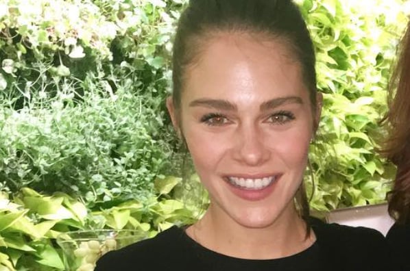 Maripier Morin fait tourner les têtes dans une magnifique robe sans manches