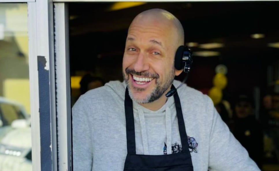 Martin Matte prend le contrôle du service au volant chez Tim Hortons et il fait éclater de rire tout le monde